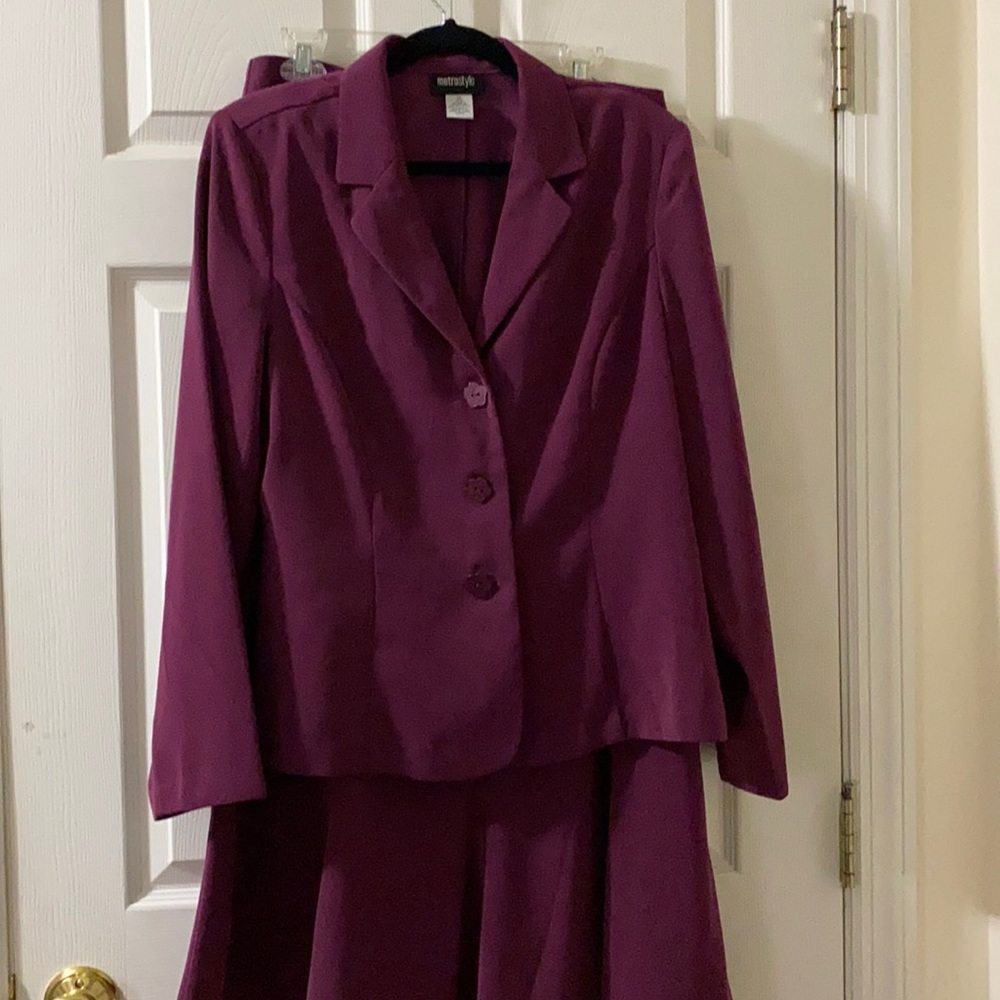 Metrostyle 2 piece wine colored suit size 14